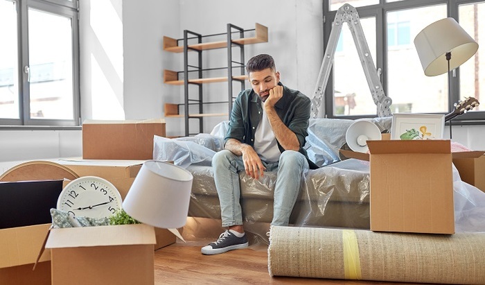 Омская пенсионерка устроила погром в проданной квартире перед выселением - фото