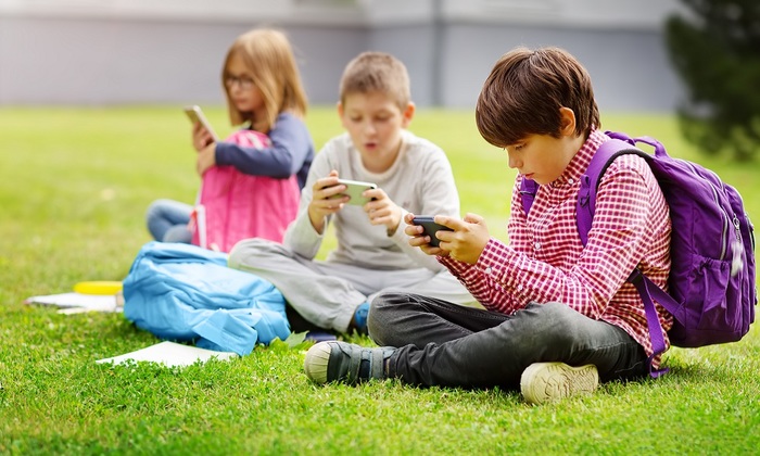 Маугли со смартфоном - фото