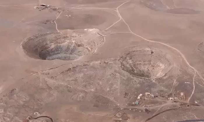 Загадочных провалов в земле все больше - фото