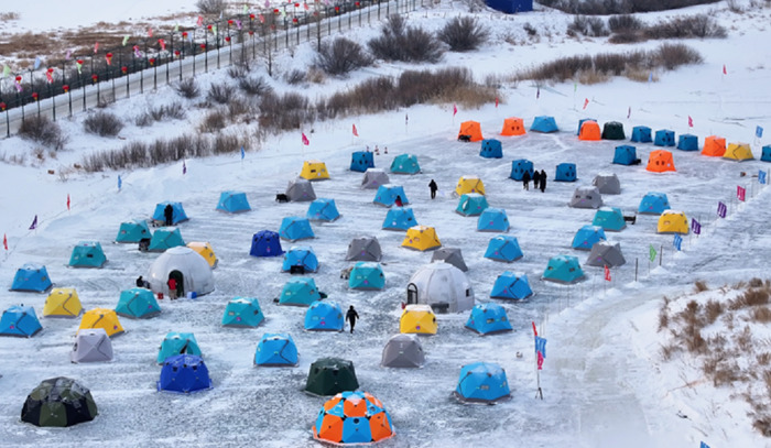 Более 100 рыболовов из России и Китая соревновались в подледном лове на реке Аргунь - фото