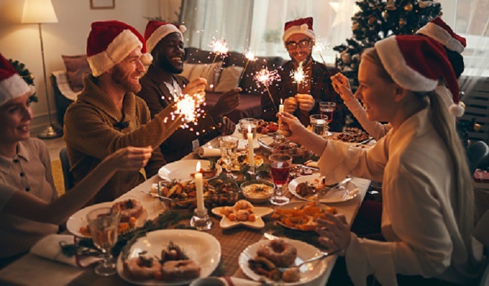 Россиян предупредили о риске налоговых вопросов из-за дорогого новогоднего застолья - фото