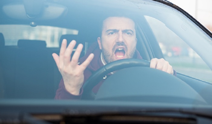 Ученые выяснили, что разговоры за рулем замедляют работу зрения водителя - фото