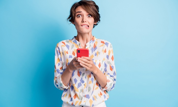 Психолог предупредил о вреде постоянного скроллинга для мозга - фото