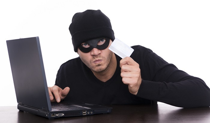 МВД предупредило о новой схеме мошенников с блокировкой банковских карт - фото