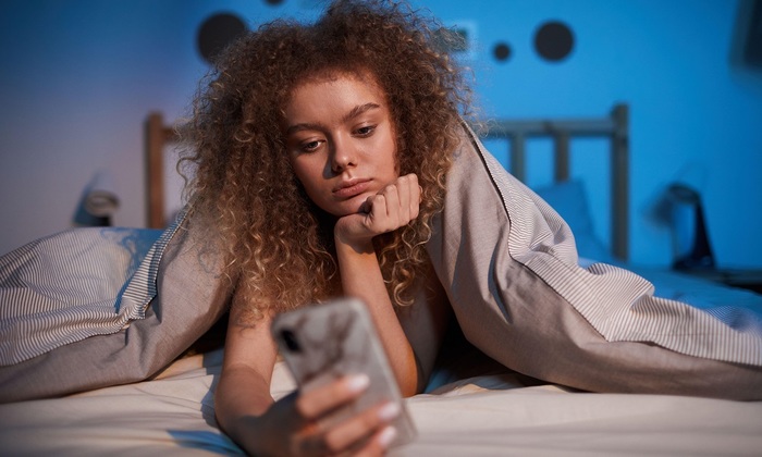 Дерматолог предупредила: экраны гаджетов ускоряют старение кожи - фото