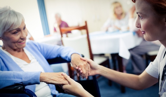 В России появятся горячие линии помощи пожилым людям, пострадавшим от жестокого обращения - фото