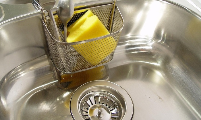 Микробиолог предупредил об опасной привычке при мытье посуды - фото