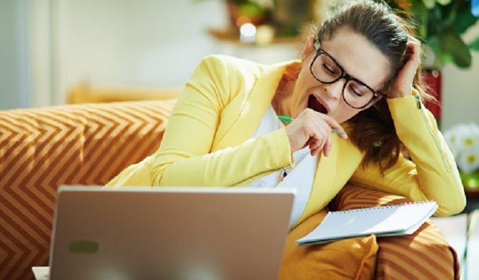 Холод и темнота: россияне объяснили, почему зимой сложнее работать - фото