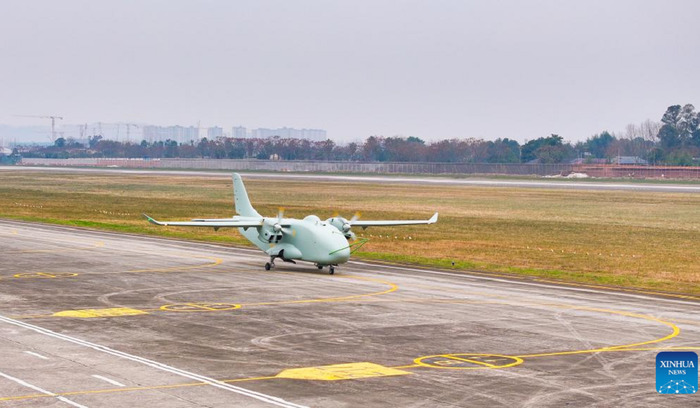 В Китае состоялся первый полет гибридного беспилотного грузового самолета YH-1000S - фото