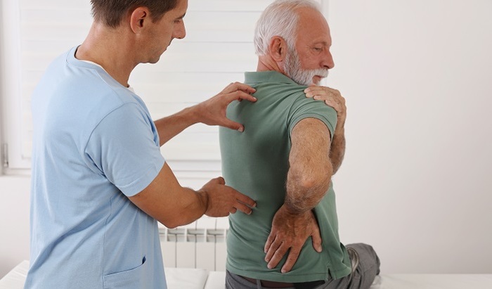 Три привычки, которые помогают снизить боль в пояснице без лекарств - фото