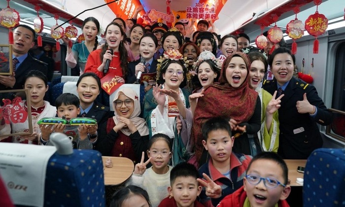 Российские студентки приняли участие в концерте на борту скоростного поезда в Китае - фото