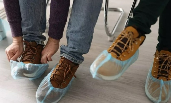 В Госдуме предложили отказаться от бахил в больницах - фото