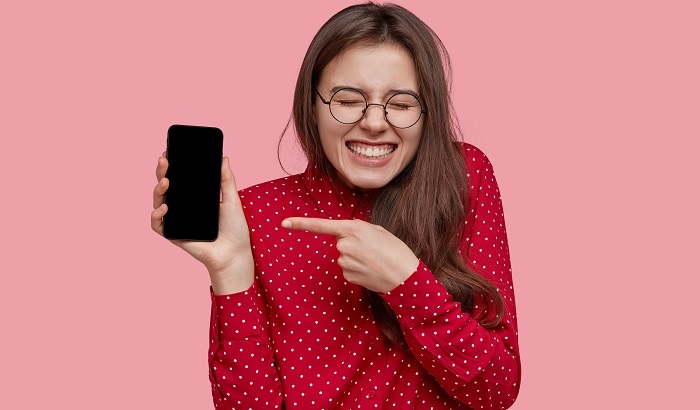 Россиянки чаще мужчин проводят время за смартфоном - фото