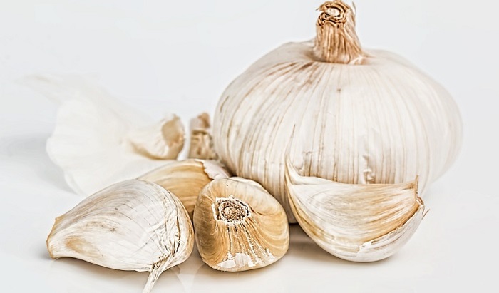 Ученые сообщили о способности чеснока снижать «плохой» холестерин - фото