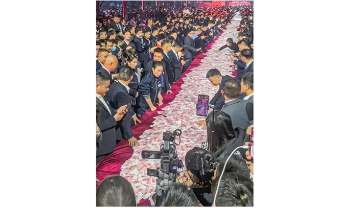 Китайский предприниматель раздал сотрудникам десятки миллионов долларов на корпоративе - фото