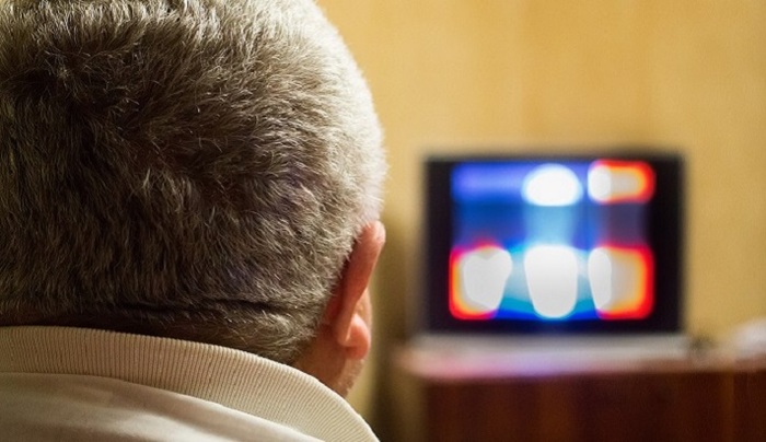 Россиянка зарезала сожителя из-за его разговоров с телевизором - фото