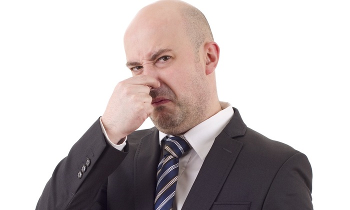 Россиян предупредили о штрафах за неприятный запах из квартиры - фото