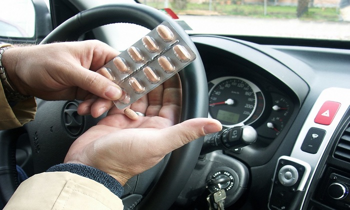 Россиянам перечислили лекарства, после которых не стоит садиться за руль - фото