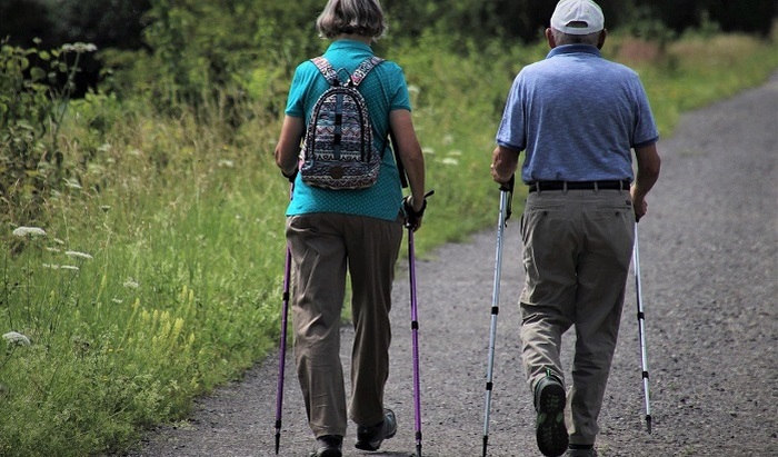 Врач назвал самое полезное время дня для прогулок - фото