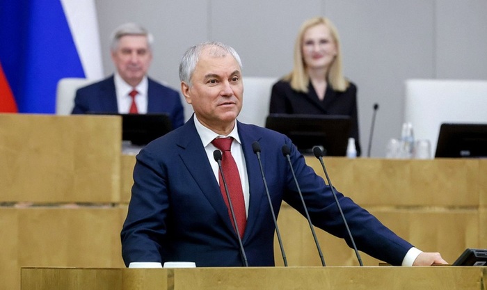 Володин призвал отозвать рекомендации о цветах формы для медиков - фото