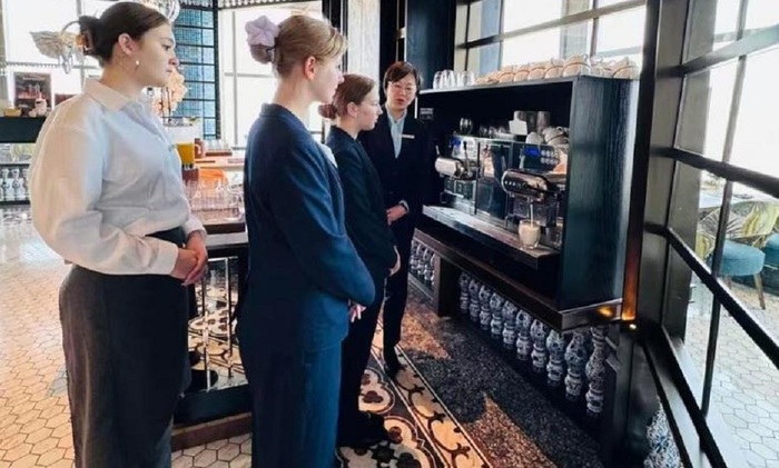 Российские студенты прошли стажировку в отеле в Китае - фото