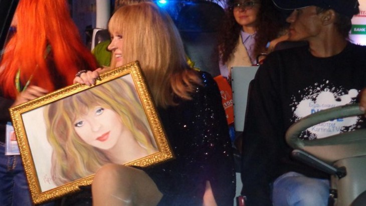 «Новая волна»: Алле Пугачевой подарили ее портрет - фото
