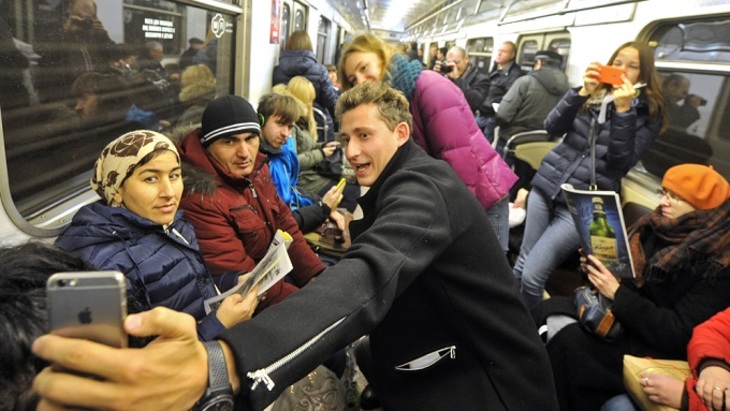 Коля Серга шокировал пассажиров московского метро - фото