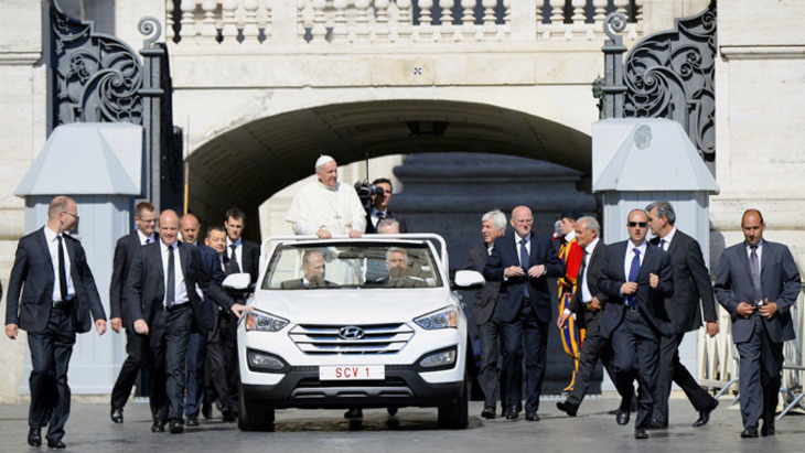 Глава миллиарда католиков ездит на машине экономкласса - фото