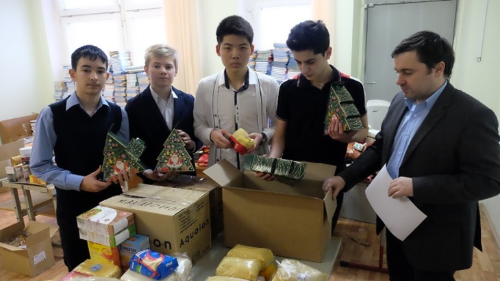 Жители микрорайона Потапово собрали детям Донбасса новогодние подарки - фото