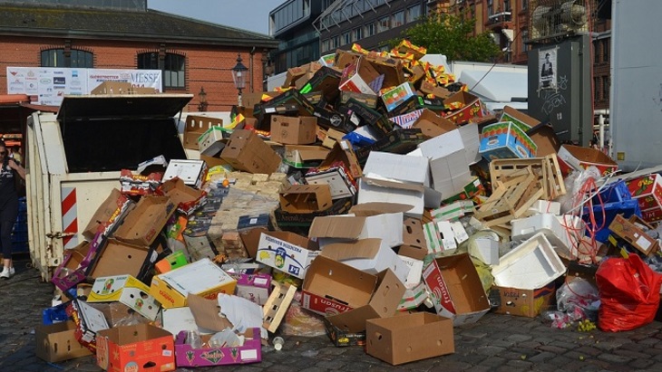 Коммунальщики заваливают мусором конкурентов - фото