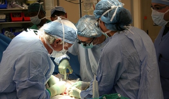Хирург и заведующий больницей подрались во время операции