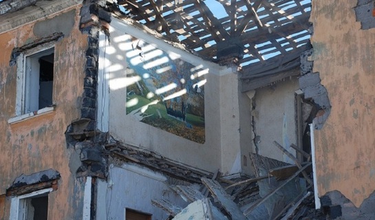 Стена жилого дома отсырела и стала отваливаться