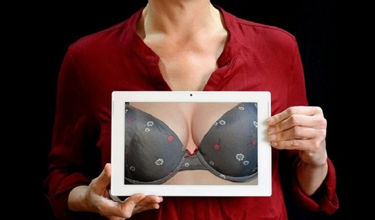 Британка с рекордным бюстом пожаловалась на боль, операции и отказ врачей - фото