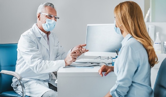 ЛОР-врачи стали самыми востребованными специалистами у россиян в 2025 году - фото