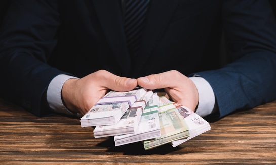 Вывоз крупных сумм наличных из России хотят взять под жесткий контроль - фото