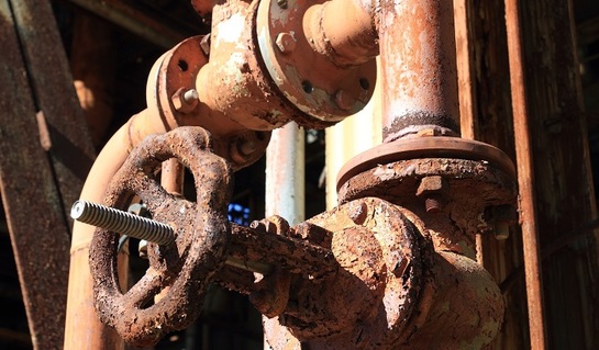 В правительстве заявили о высоком уровне износа коммунальной инфраструктуры в регионах - фото