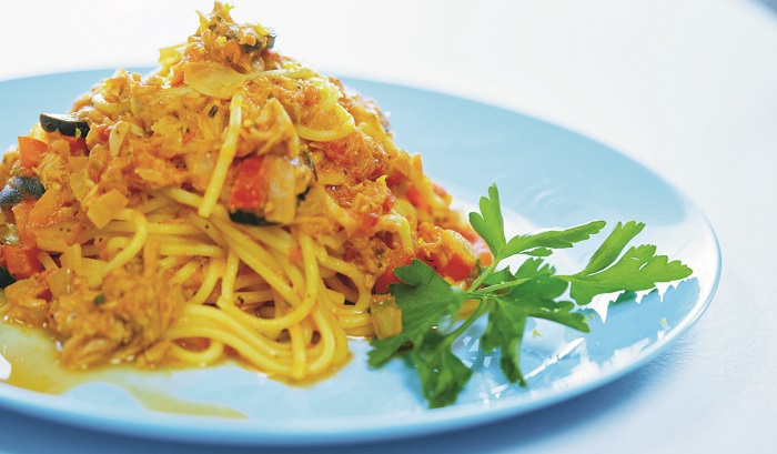 Спагетти с консервированным тунцом и маслинами