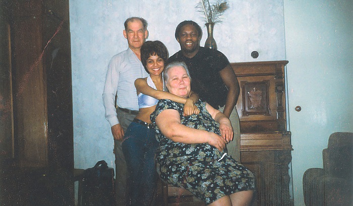Бэтти, дочь Ирины Понаровской, с бабушкой и дедушкой взявшими опекунство