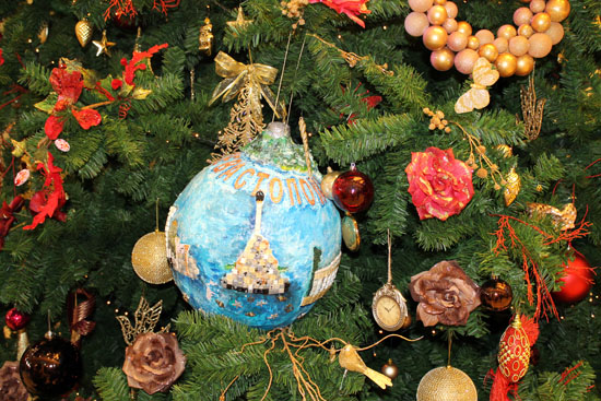 На елку в театре Надежды Бабкиной повесили шар из Севастополя, исполняющий желания