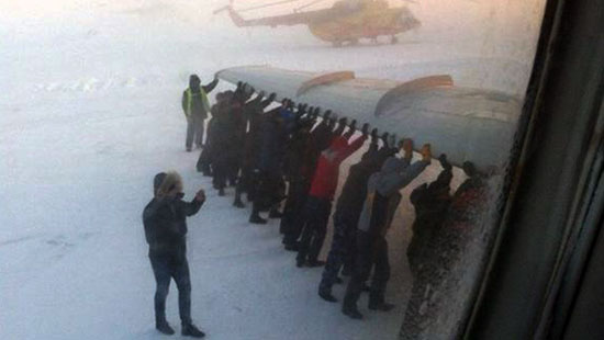 Оказалось - не шутка: возбудкено дело на сотрудника аэропорта, заставившего пассажиров толкать Ту-134