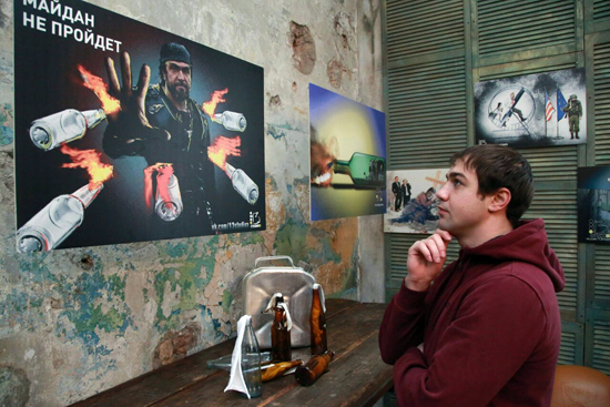 Московские художники представили инсталляцию в стиле Антимайдан