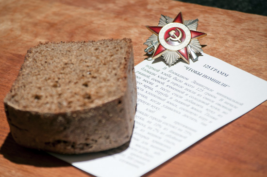 Активисты ЛДПР в Ставрополе бесплатно раздали всем по 125 граммов хлеба