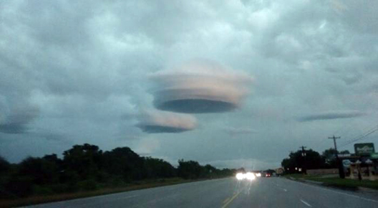 Жители Техаса наблюдали за необычным облачными НЛО