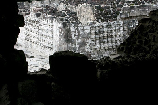 В центре Мехико обнаружили стену из человеческих черепов