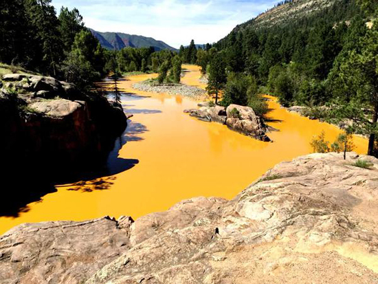 Экологическая катастрофа: токсичная оранжевая вода хлынула в реку в США