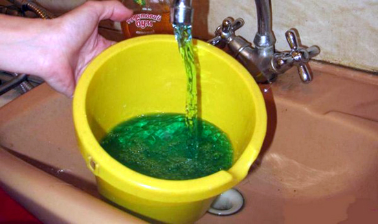 Паника: из кранов в квартирах киевлян потекла вода зеленого цвета