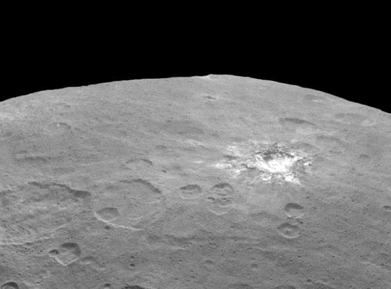 Космическое агентство NASA нашло на Церере то ли лед, то ли пирамиду