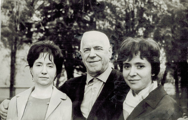 Георгий Жуков с дочерьми Эрой и Эллой. 9 мая 1965 г.