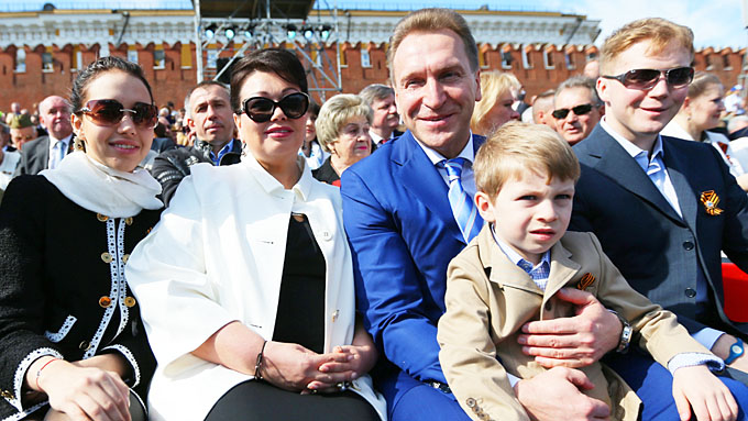 Игорь Шувалов с семьей на параде в честь 70-летия Победы