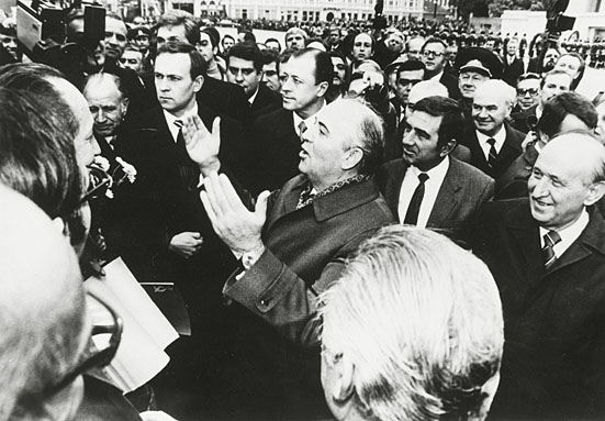Горбачев был непредсказуем в общении с народом